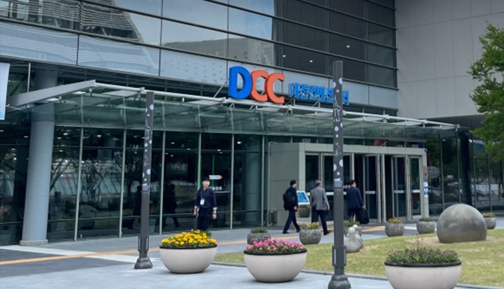 대전 DCC 허니문박람회 행사장 — 유성구 엑스포로 DCC대전컨벤션센터 출입구 전경